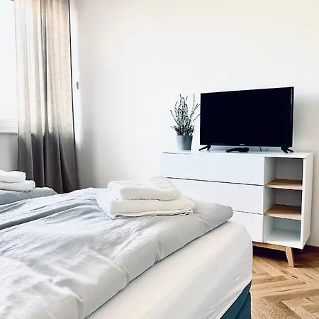 Modernes Am Mit Terrasse Apartament Grossraeschen