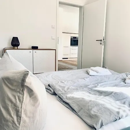 Modernes Am Mit Terrasse Apartamento Grossraeschen